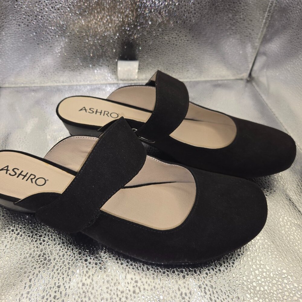 Stylish Women's Black Flat Shoes - Size 9.5 W